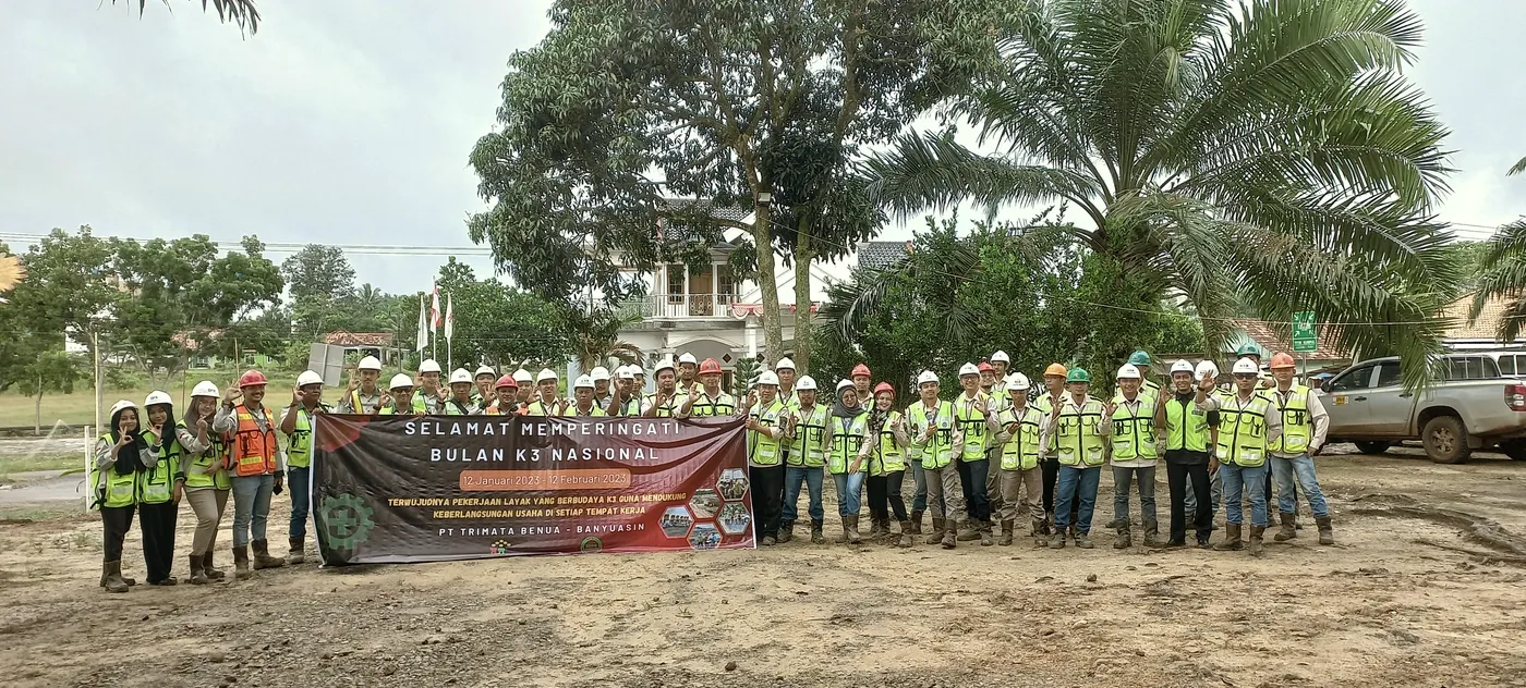 Site crew in high-visibility vests and hard hats assembled for the National K3 occupational safety month opening.